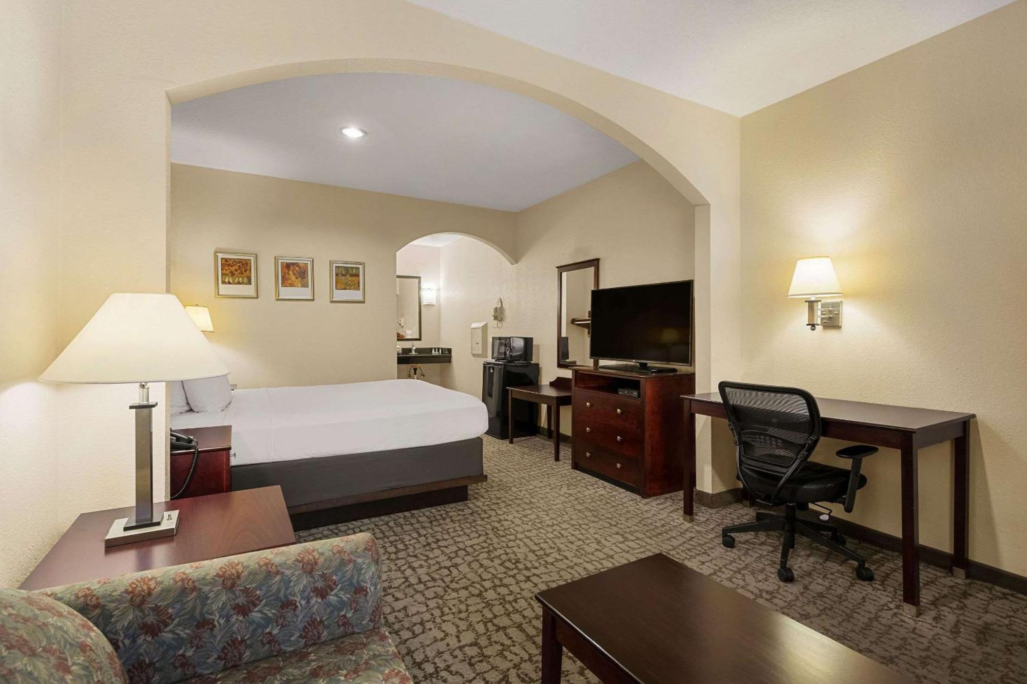 Quality Inn & Suites Cypress Exterior photo